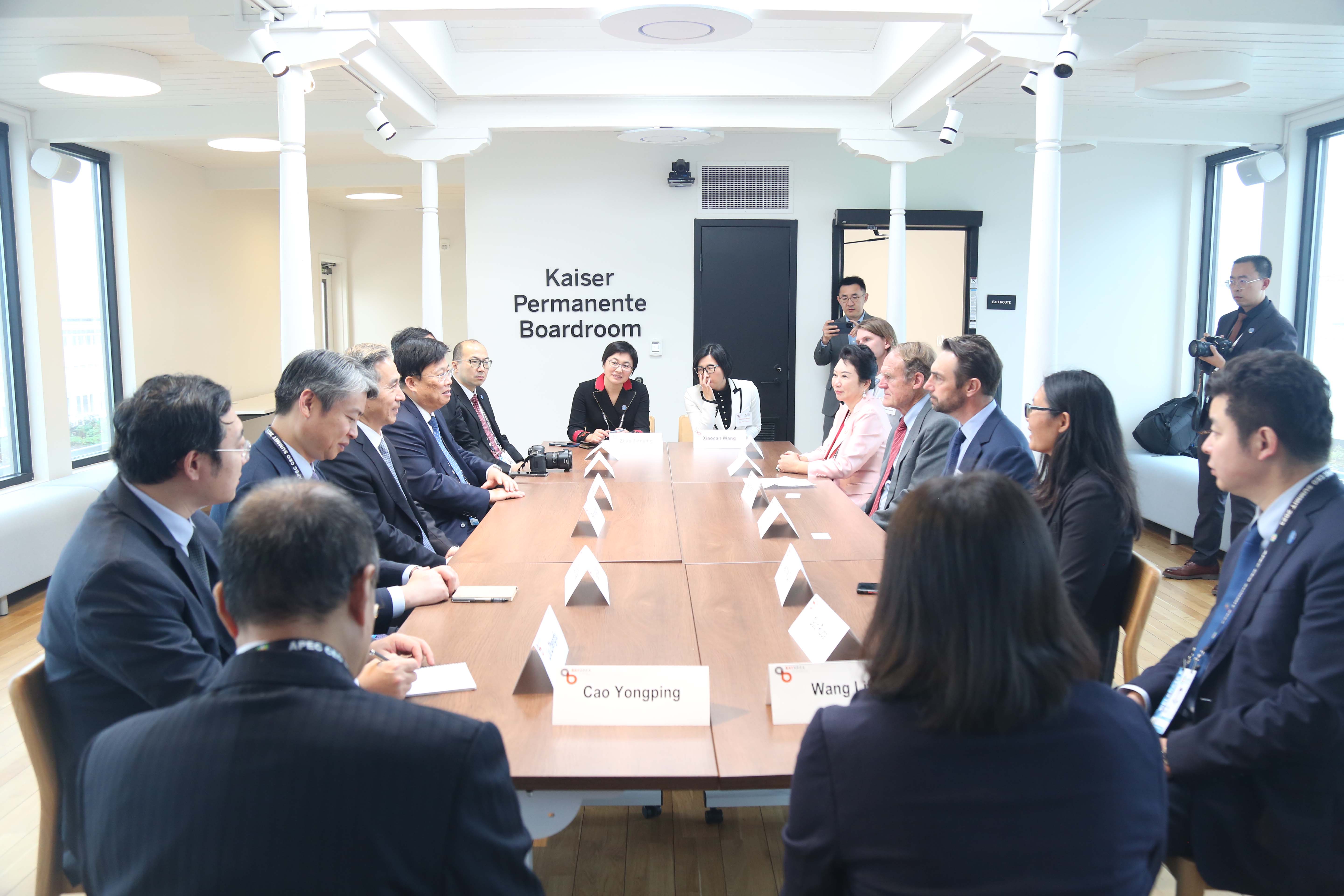 利来最给利的老牌集团董事局李俐与中国贸促会会长任鸿斌交流