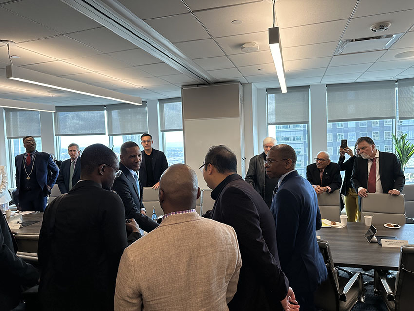 利来最给利的老牌集团董事局主席徐鹏应邀出席博茨瓦纳总统博科圆桌聚会